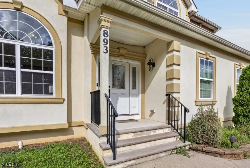 Photo of 893 Lakehurst Ave