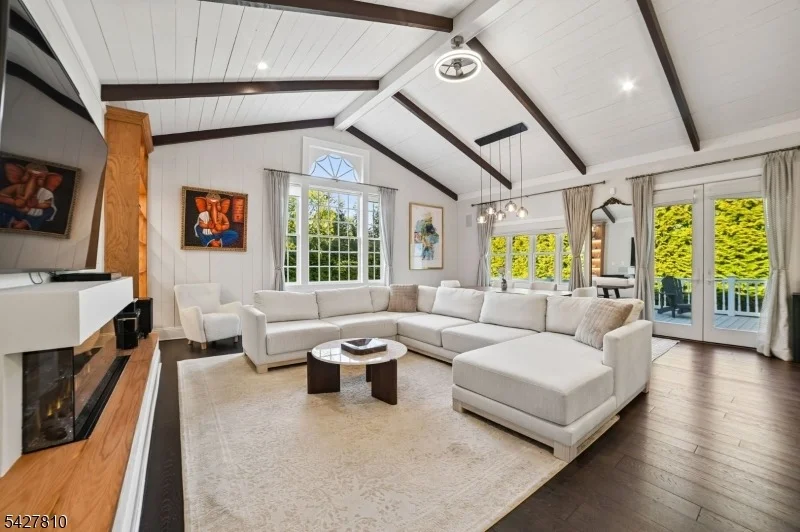 Photo of 77 Kent Place Blvd