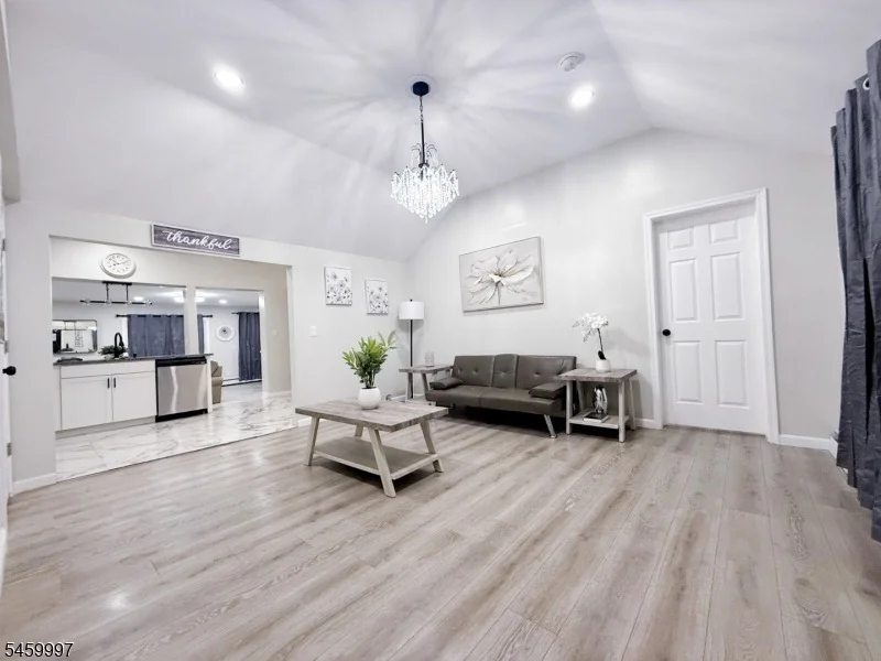 Photo of 160 River Rd