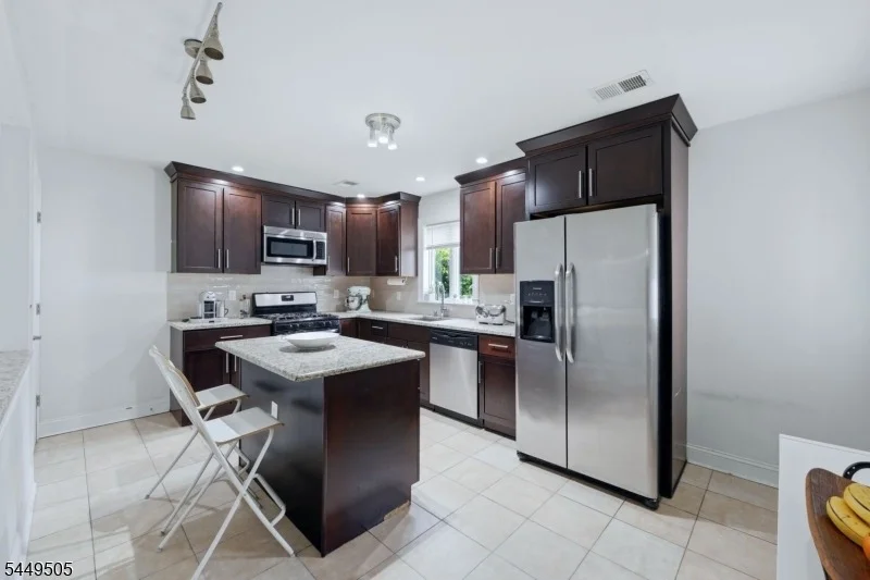 Photo of 647 Devon St