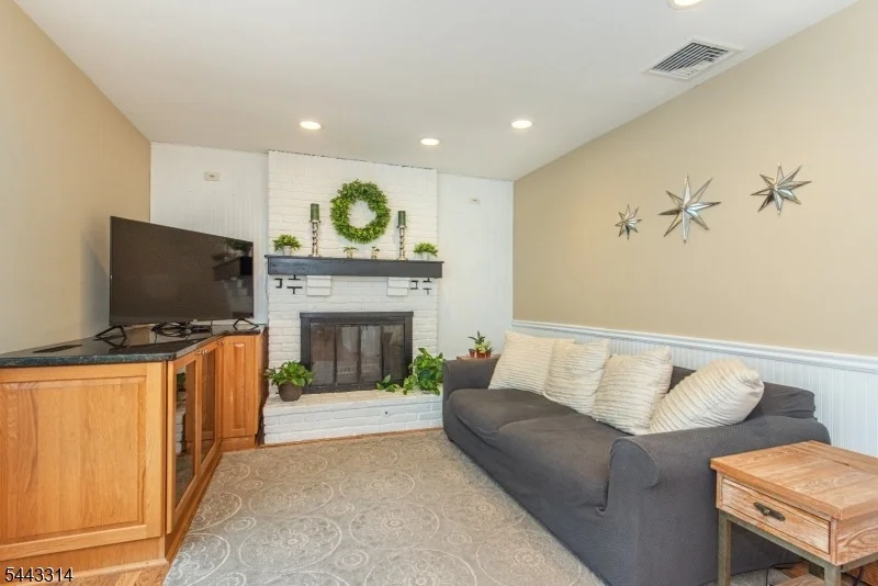 Photo of 37 Camelot Dr