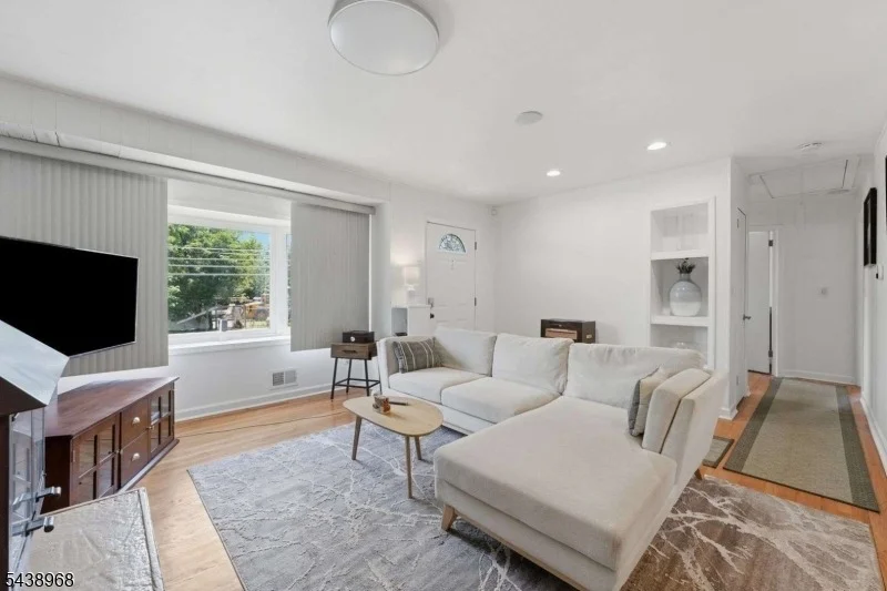 Photo of 1265 North Ave