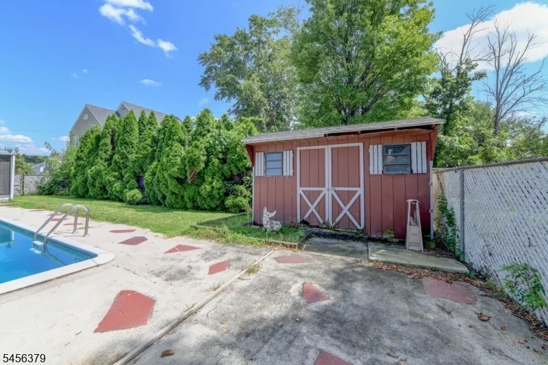 Photo of 2758 Larchmont Rd