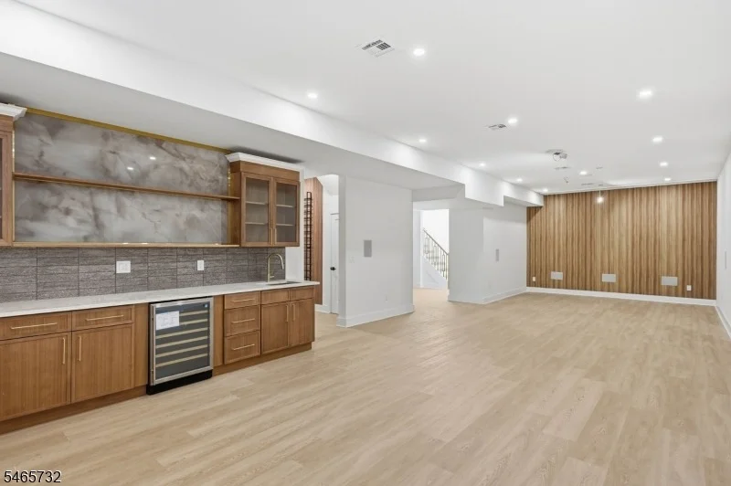 Photo of 6 Cliffside Dr