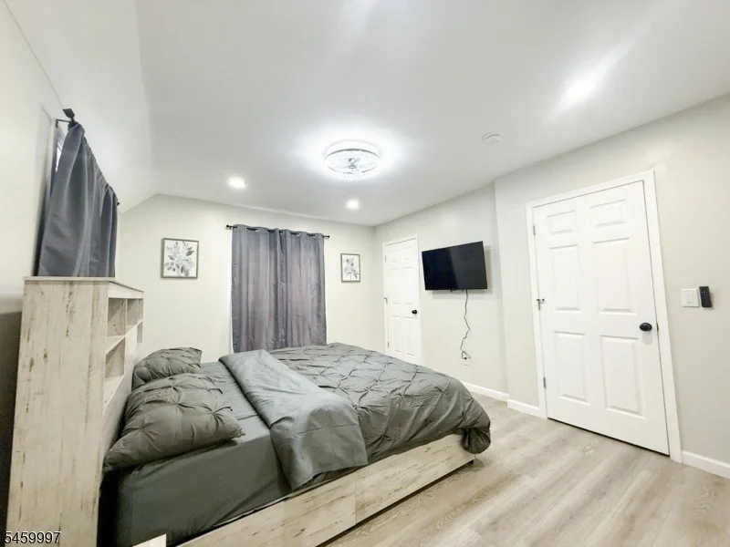 Photo of 160 River Rd