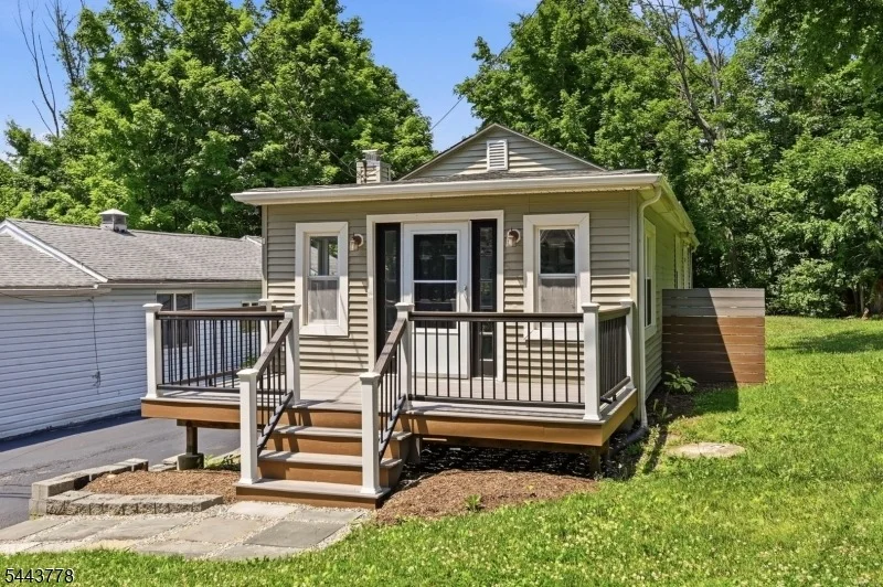 Photo of 82 Fairview Dr