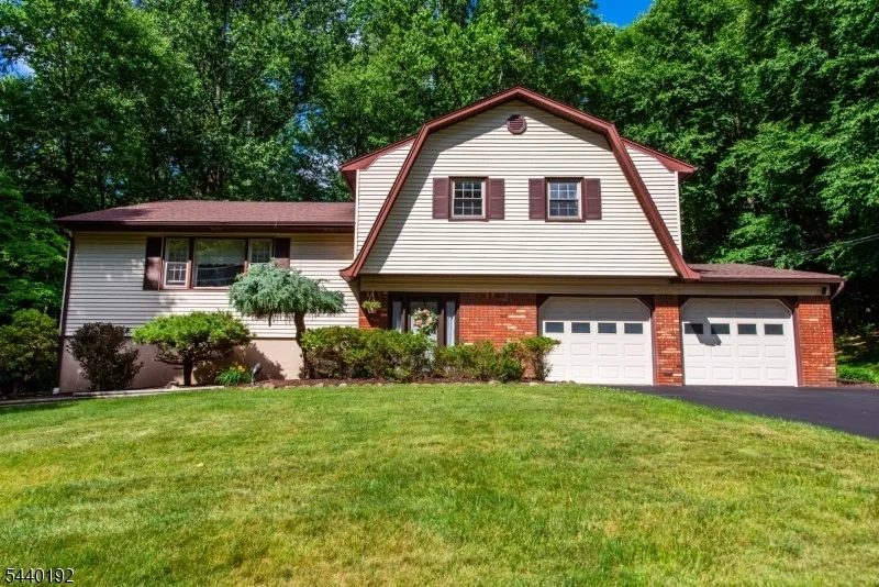 Photo of 27 Dewey Dr
