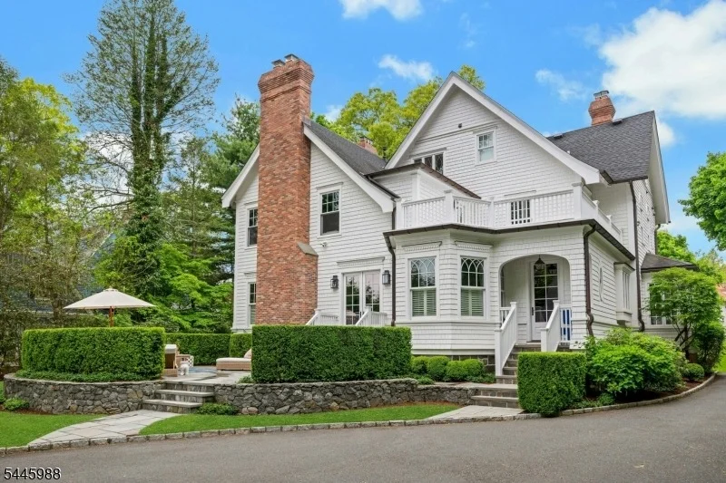 Photo of 129 Hobart Ave