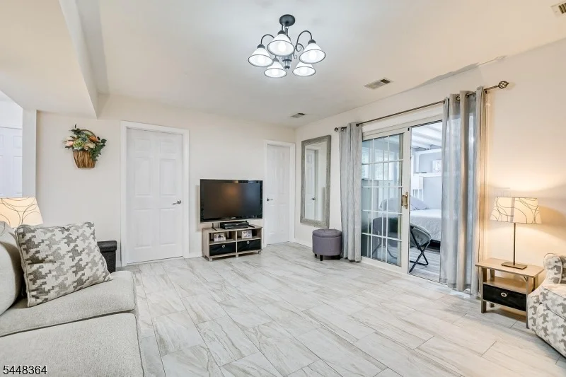Photo of 737 W 8Th St