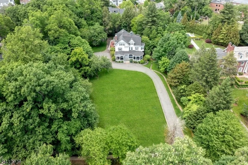 Photo of 42 Llewellyn Rd