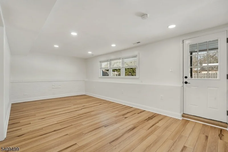 Photo of 33 Sycamore Dr