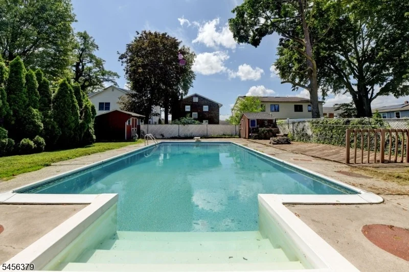 Photo of 2758 Larchmont Rd
