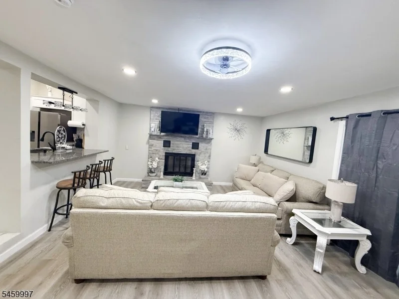 Photo of 160 River Rd