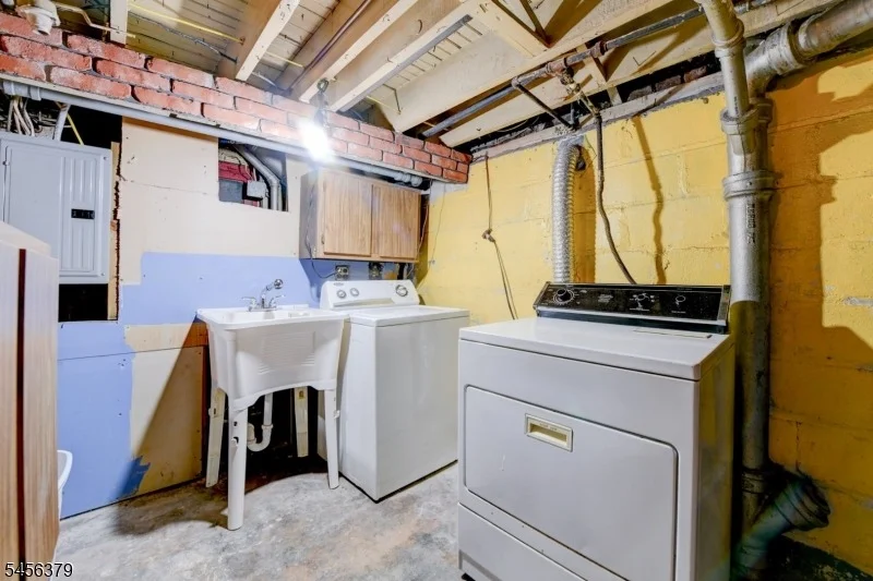 Photo of 2758 Larchmont Rd