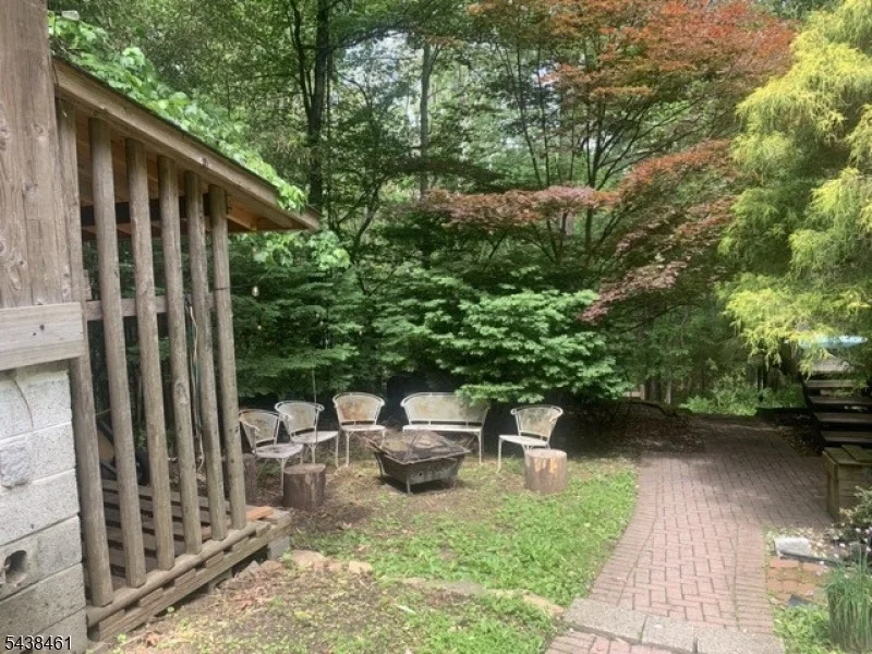 Photo of 4 Pine Tree Ln