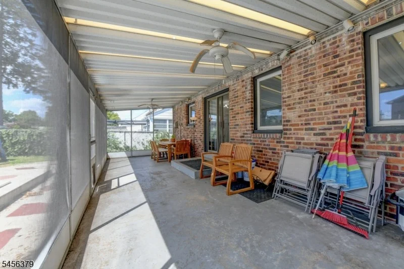 Photo of 2758 Larchmont Rd
