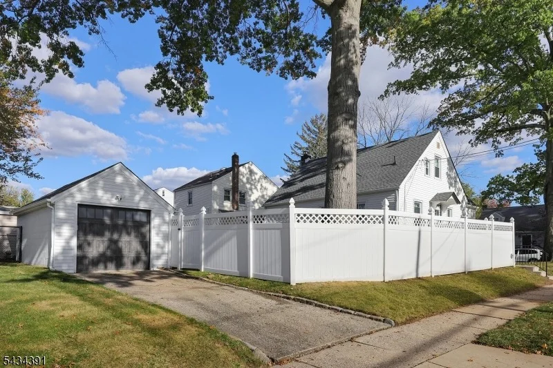 Photo of 934 Moessner Ave