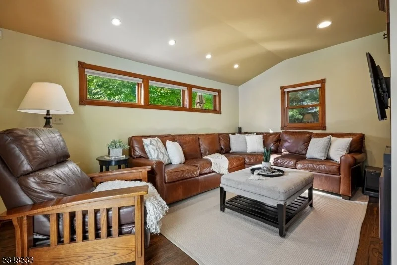 Photo of 11 Meadowbrook Ct
