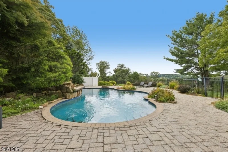 Photo of 5 Chesterfield Dr