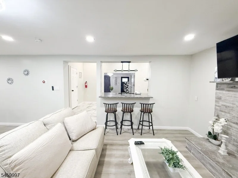 Photo of 160 River Rd