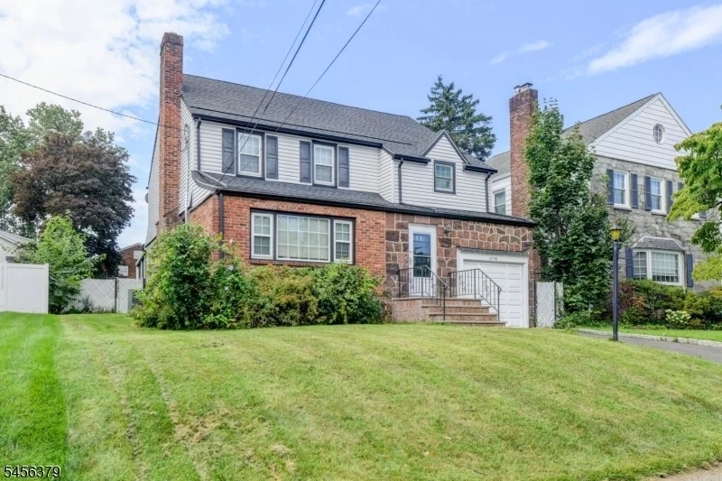 Photo of 2758 Larchmont Rd
