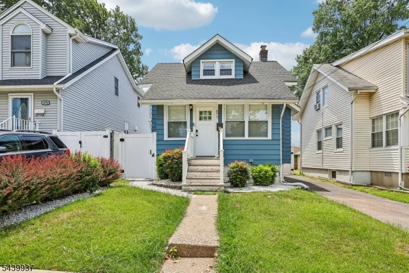 Photo of 377 Parker Ave