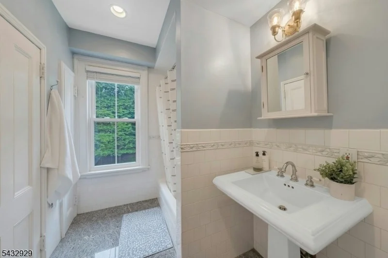 Photo of 42 Llewellyn Rd