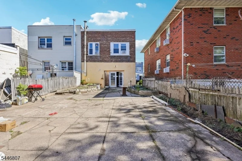 Photo of 390 Delano Pl