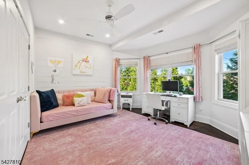 Photo of 77 Kent Place Blvd