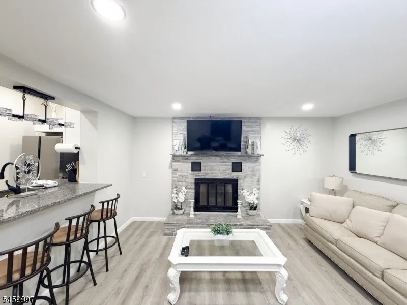Photo of 160 River Rd