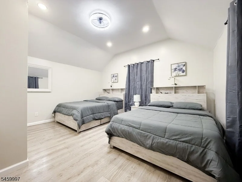Photo of 160 River Rd