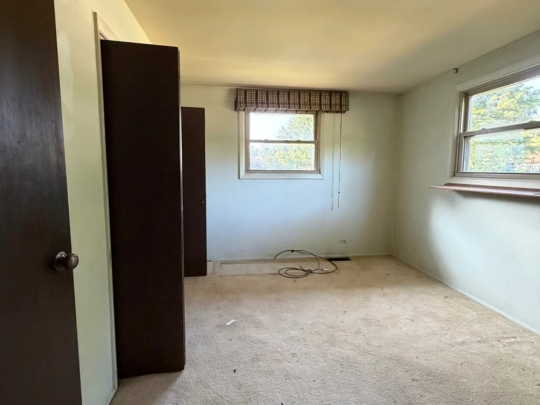 Photo of 381 N Silverleaf Boulevard
