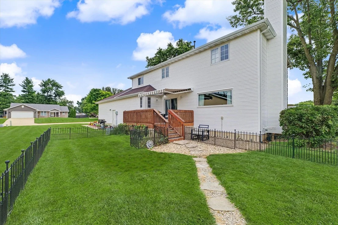 Photo of 324 N Chaucer Boulevard