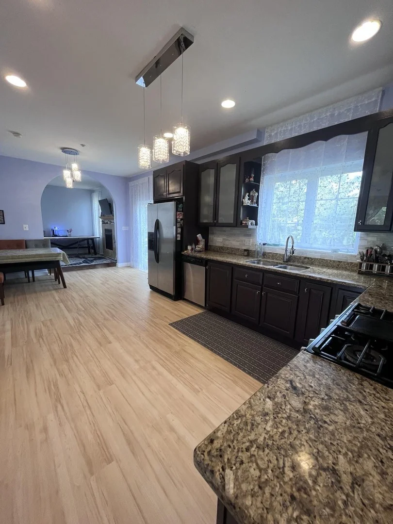 Photo of 200 W Thacker Street