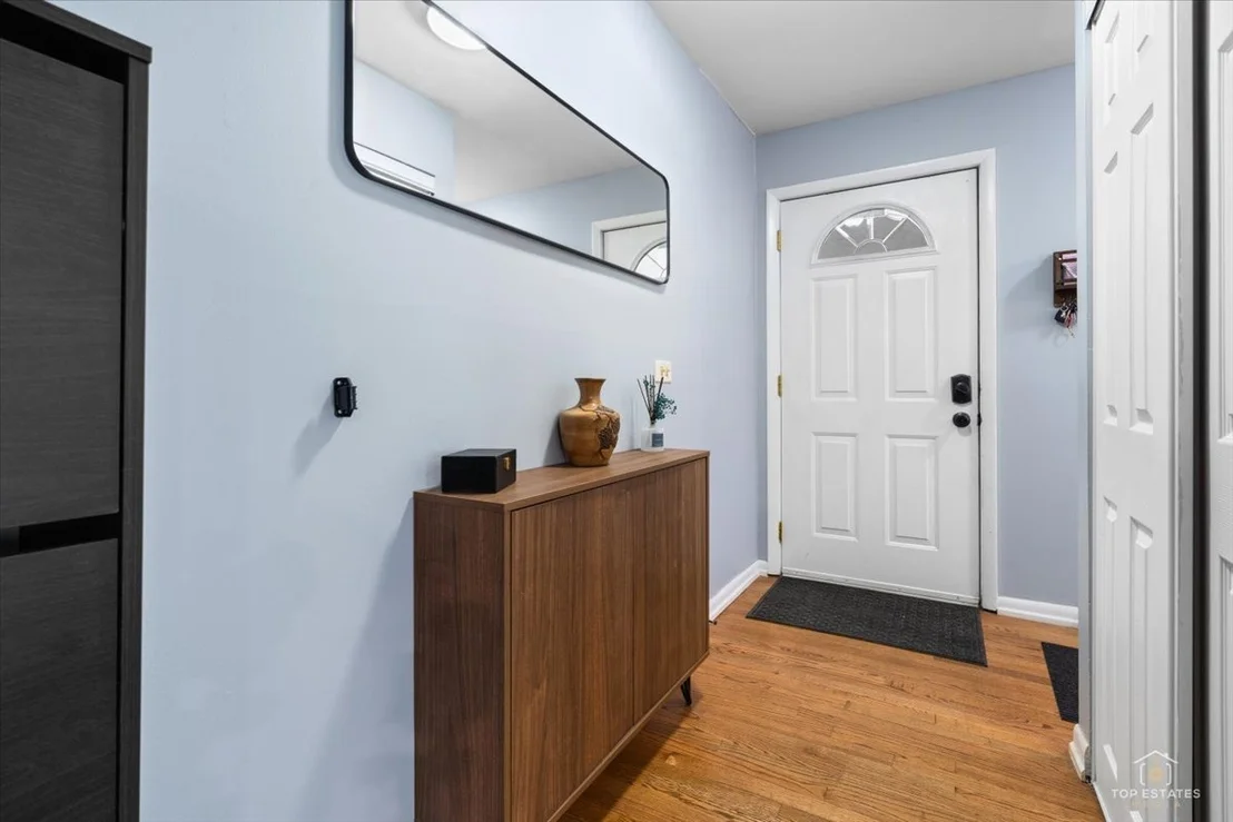 Photo of 1409 W WILLOW Lane