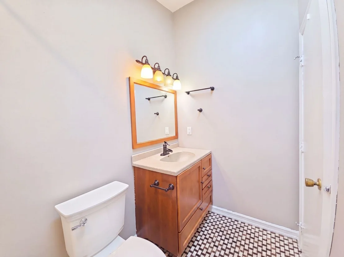 Photo of 1503 Featherstone Road
