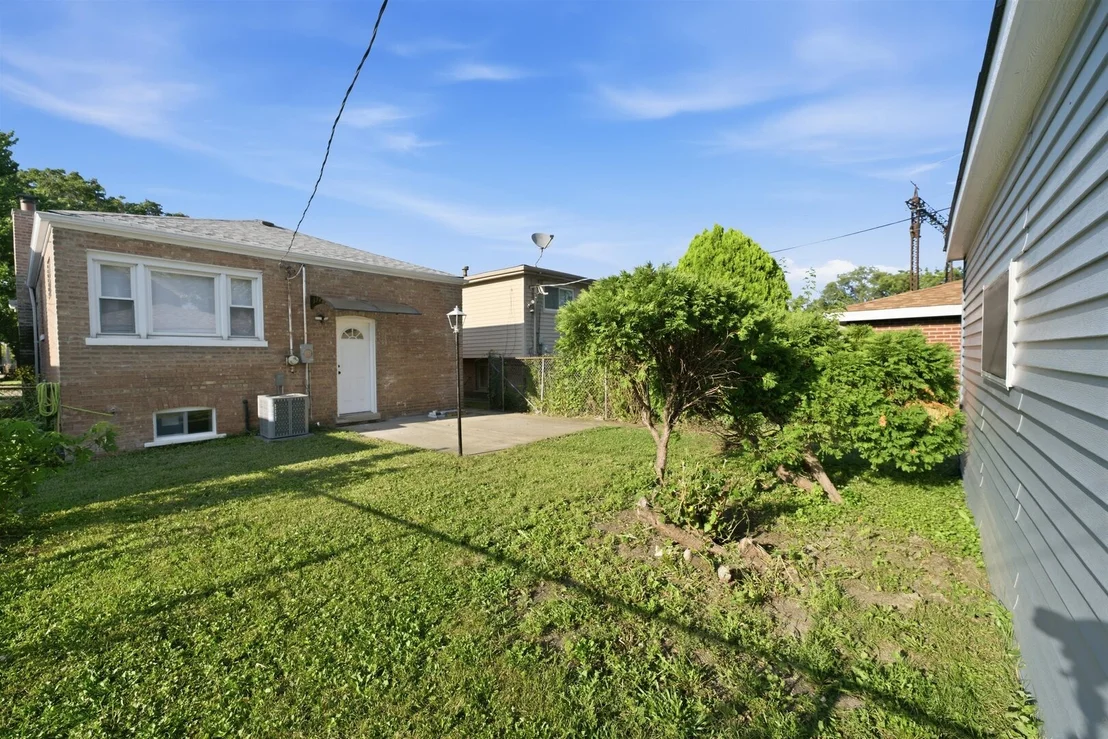 Photo of 657 E 100th Place