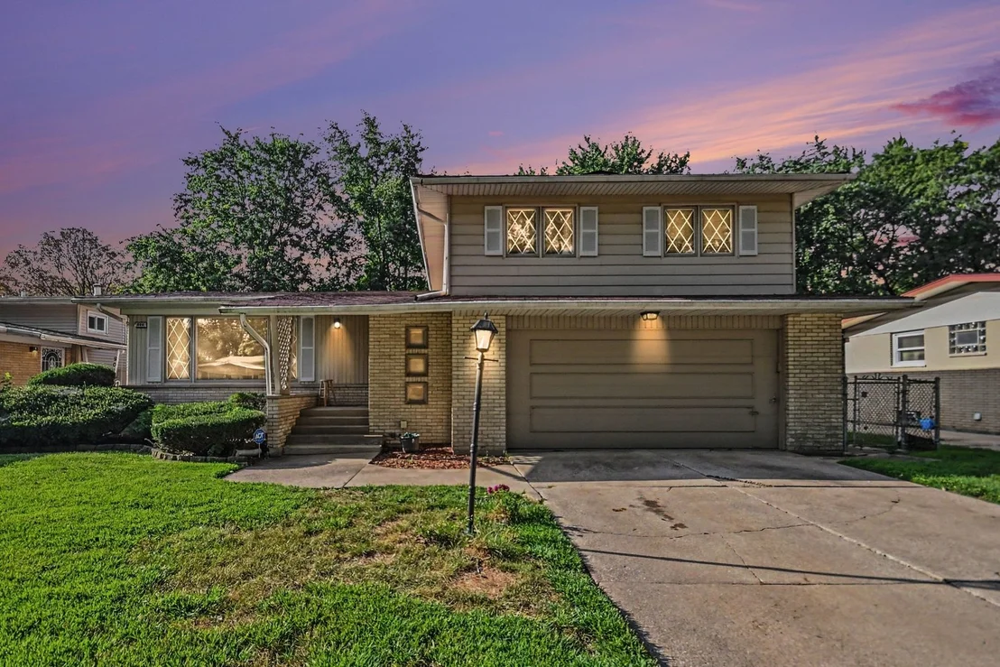 Photo of 906 N Rainbow Drive