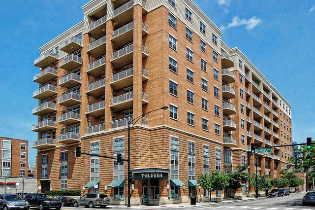 Photo of Unit 604 at 950 W MONROE Street