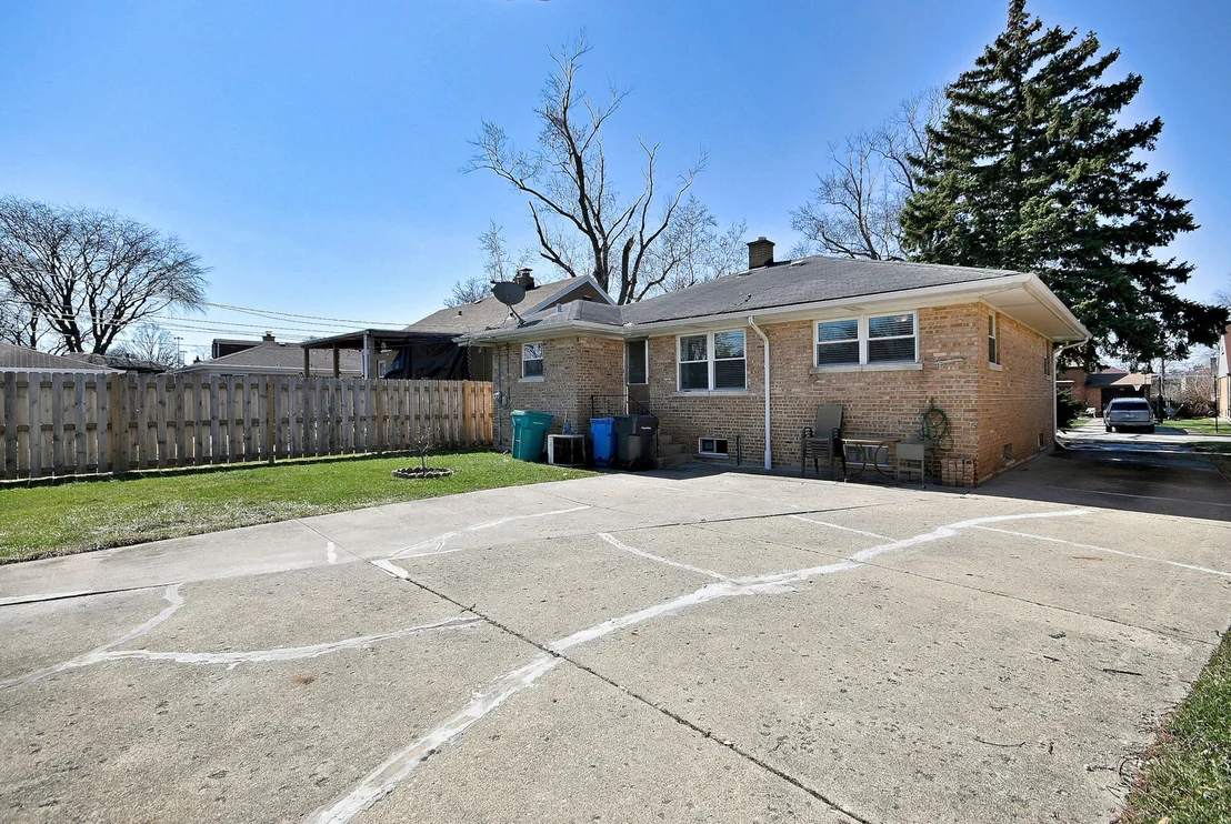 Photo of 341 Iroquois Road