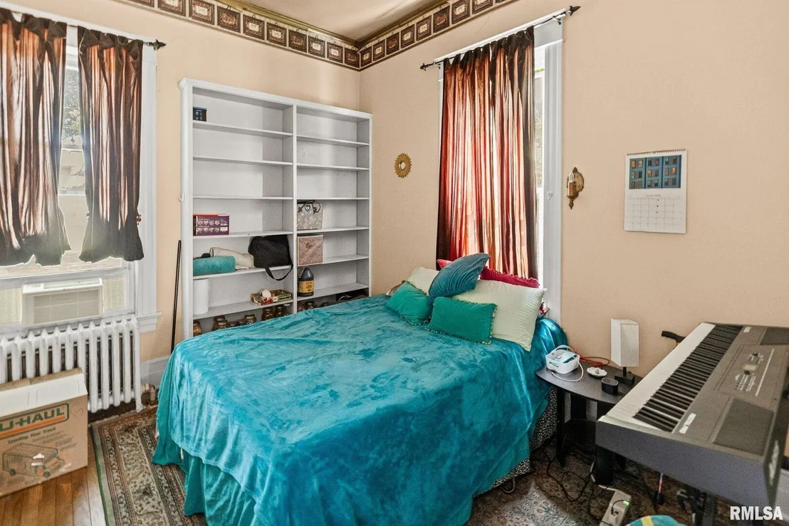 Photo of 404 W BROADWAY Street
