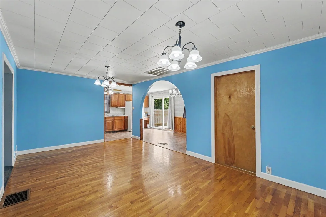 Photo of 305 S 1st Street