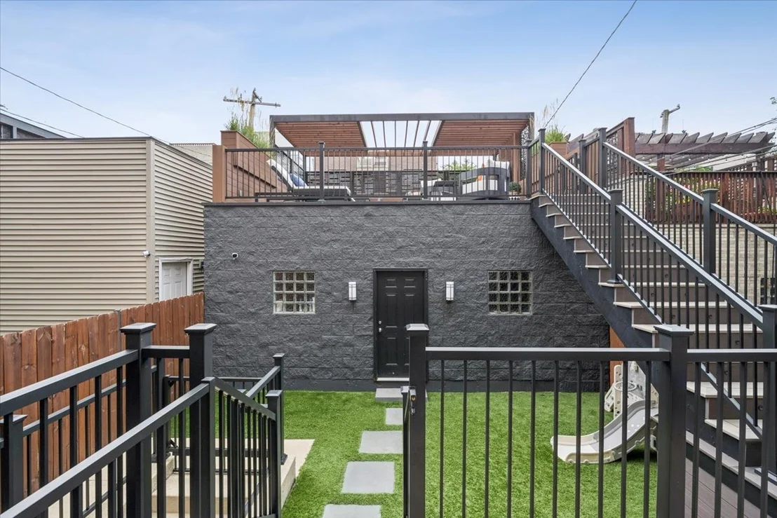 Photo of 1915 W Wolfram Street