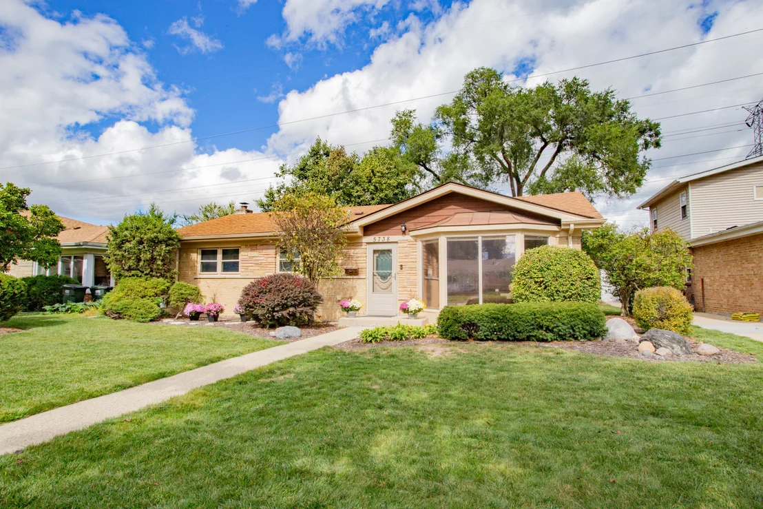 Photo of 5738 Lyons Street