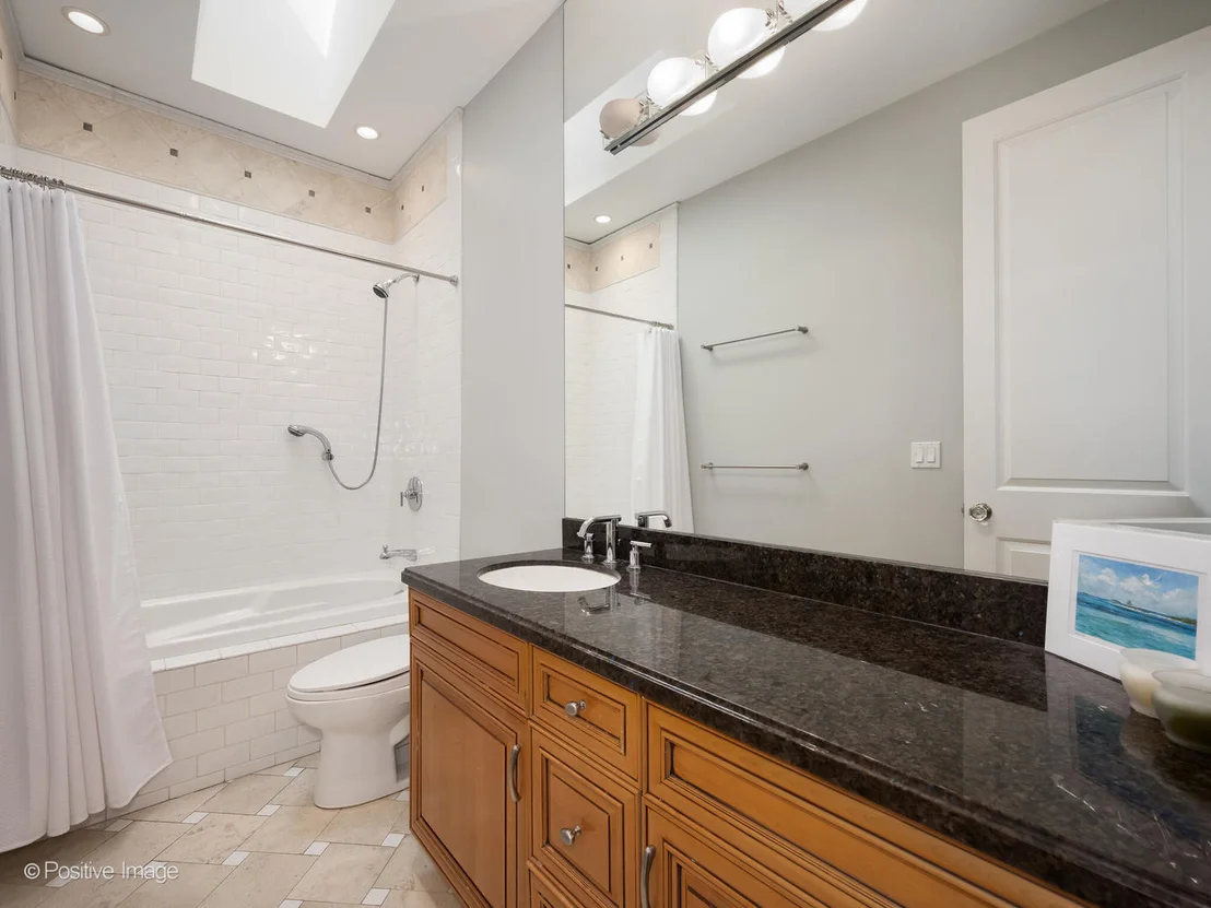Photo of 1532 W Wolfram Street