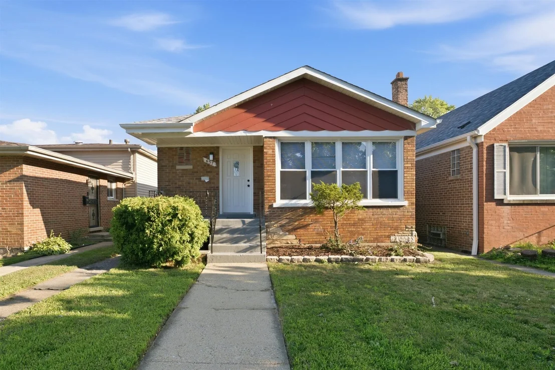 Photo of 657 E 100th Place