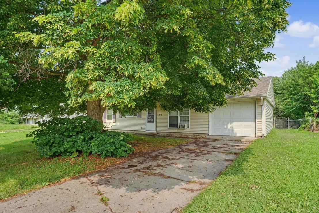 Photo of 810 MAPLEPARK Drive