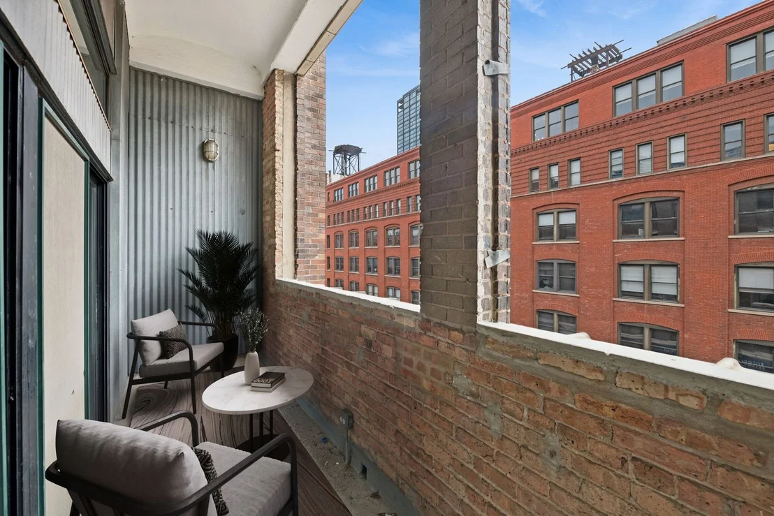 Photo of Unit 410 at 1000 W WASHINGTON Boulevard