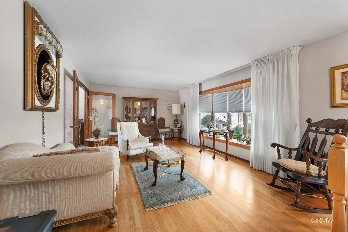 Photo of 1306 W BYRON Avenue