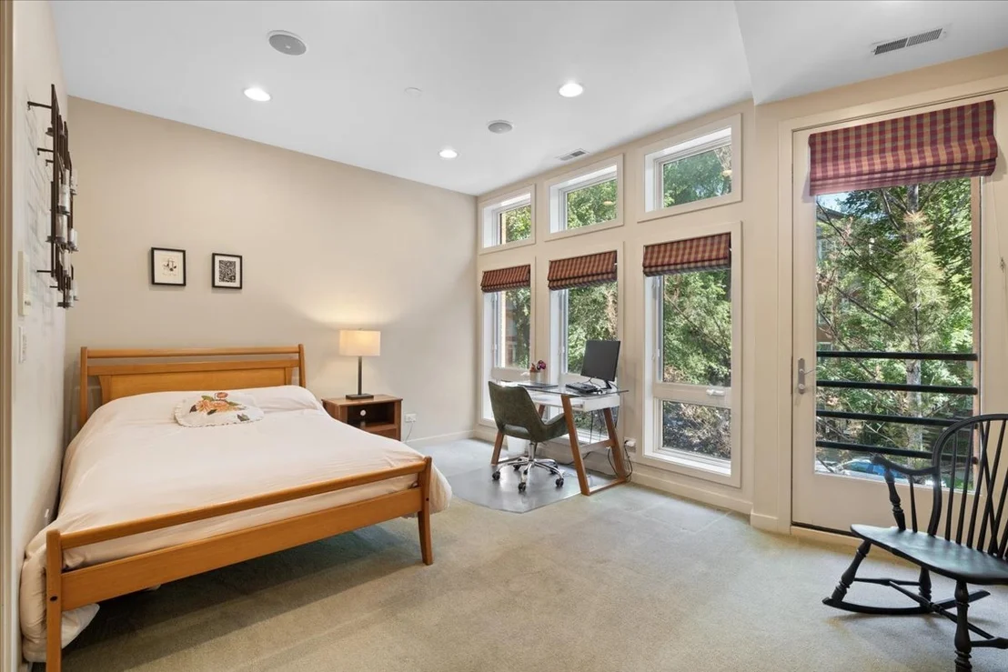 Photo of 930 W Wolfram Street